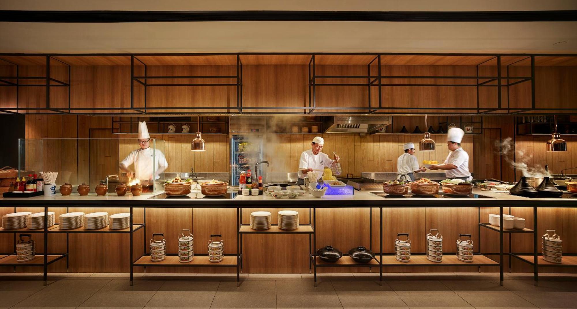 فندق منتجع بارك رويال بينانغ باتو فيرينغي المظهر الخارجي الصورة Live kitchen at The Pier, Hong Kong International Airport